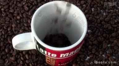 咖啡豆滚进了咖啡杯里